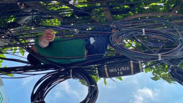 Alkollü adam elektrik tellerinin üzerinde uyuyakaldı