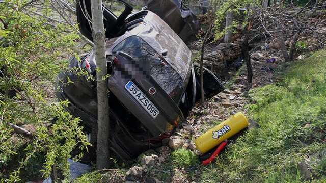 2 saat önce aldıkları otomobille kaza yaptılar: 1'i ağır 2 yaralı