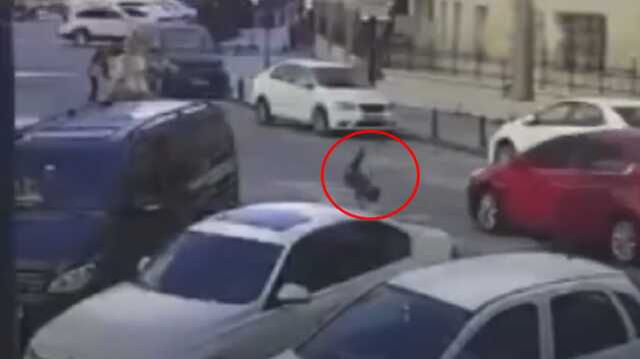 Yer: İstanbul! Başıboş köpeğin kovaladığı çocuğa araba çarptı