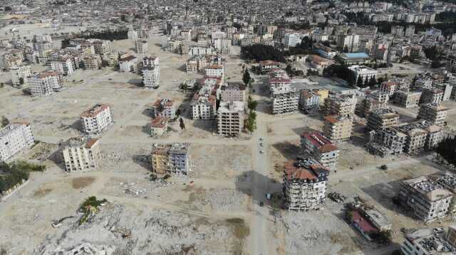 Hatay'dan çarpıcı görüntüler: Enkazlar kaldırıldıkça boşluklar büyüyor