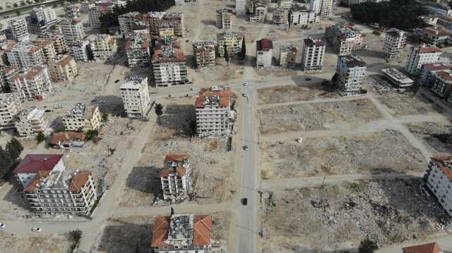 Hatay'dan çarpıcı görüntüler: Enkazlar kaldırıldıkça boşluklar büyüyor