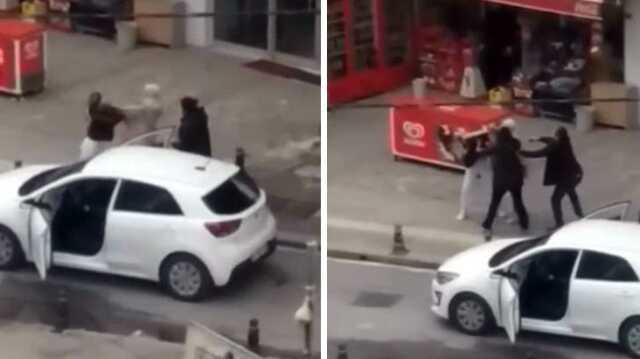 Kadın sürücülerin yol verme kavgası! Saç saça baş başa birbirlerine girdiler