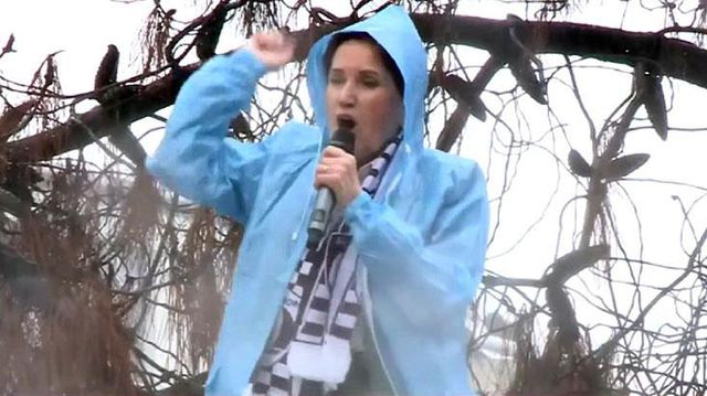 Yağmur altında konuşan Akşener, atılan sloganlara böyle karşılık verdi: Bedava olmaz