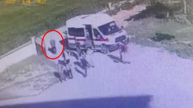 Yaşlı adam, geri manevra yapan servisin altında kalarak can verdi! O anlar kamerada