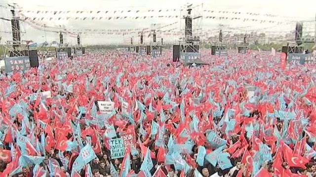 Maltepe'de miting alanı tıka basa doldu! Kalabalığın ağzında tek bir slogan var: Hak Hukuk Adalet