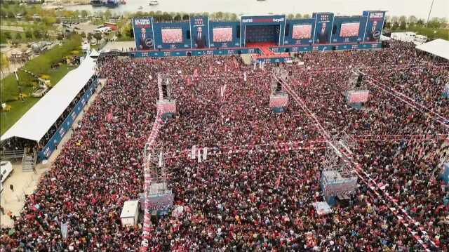 Maltepe'de miting alanı tıka basa doldu! Kalabalığın ağzında tek bir slogan var: Hak Hukuk Adalet