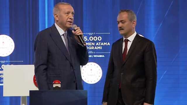 Atama törenine damga vuran an! Cumhurbaşkanı Erdoğan balkondan seslenenleri duyunca espriyi patlattı