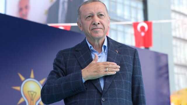 Cumhurbaşkanı Erdoğan, seçime saatler kala yaptığı mitinge 'kazandıran ceket' ile çıktı
