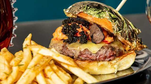 ABD bu hamburgeri konuşuyor! Hayvar ve yenilebilir altının bulunduğu hamburgerin fiyatı tam 14 bin TL