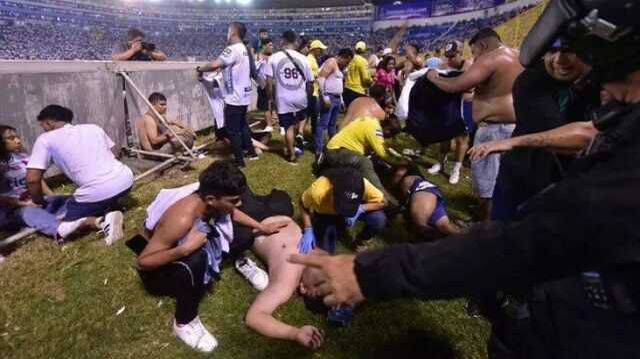 El Salvador'daki futbol maçında sahte bilet izdihama yol açtı, 12 kişi hayatını kaybetti