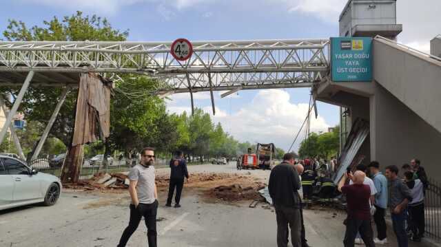 TIR YAYA ÜST GEÇİDİNE ÇARPTI, 11 YAŞINDAKİ ÇOCUK 4,5 METREDEN YOLA DÜŞTÜ