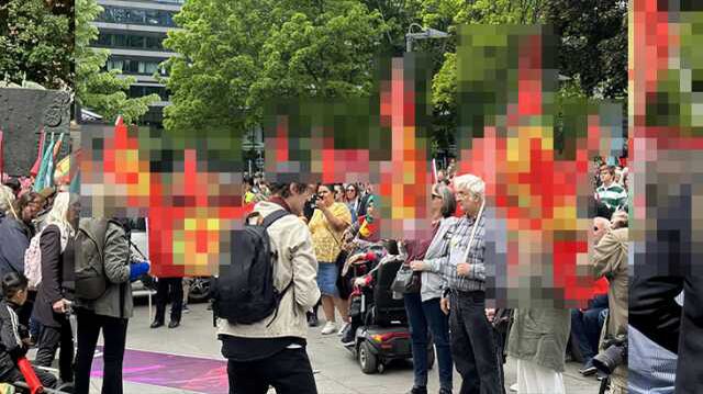İsveç'te PKK yandaşları terör örgütü paçavralarıyla sokağa indi