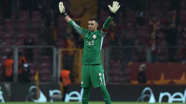 Taraftarın gönlünü bir kes daha fethetti! Muslera, Galatasaray kariyerini iki kelime ile özetledi
