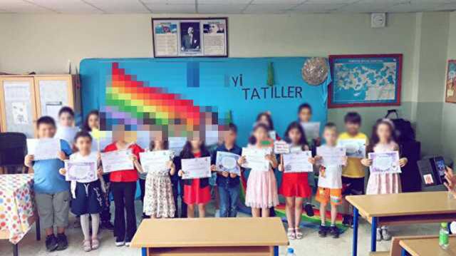 LGBT sembolü bulunan afişin önünde fotoğraf çektiren öğretmen hakkında yasal süreç başlatıldı