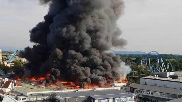 Almanya'nın en büyük eğlence parkında yangın çıktı, 25 bin kişi tahliye edildi