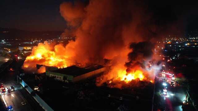 Manisa'daki fabrika yangını söndürülemedi! Yangın sonucu yükselen siyah duman, İzmir'in bir çok noktasından görülüyor