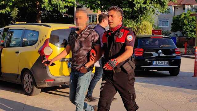 İnegöl'de Kadın Arkadaşını Taciz Eden Kişiye Satırla Saldırı