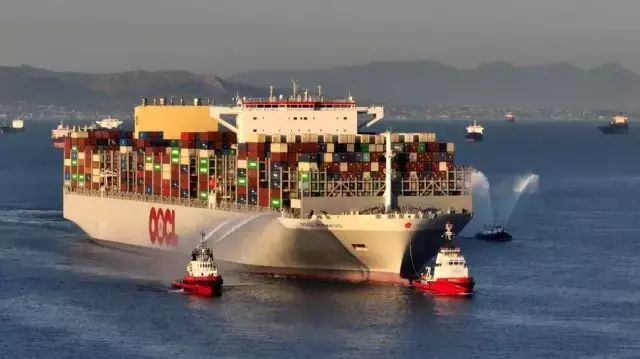 Yunanistan'ın Pire Limanı, Mega Konteyner Gemisi Oocl Pıraeus'u Ağırlıyor