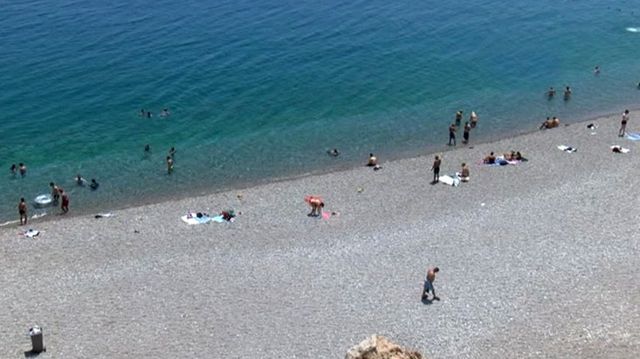 Deniz sıcaklığının bile 26 dereceye çıktığı tatil kentinde sahiller boş kaldı