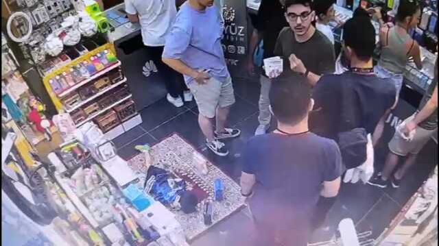 Trabzon'da Arap turistin çocuğu için seccade seren esnaf duygulandırdı