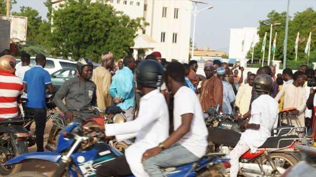 Nijer'de demokratik yollarla başa gelen cumhurbaşkanı devrildi