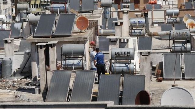 Antalya'da apartman çatısında erkek cesedi bulundu