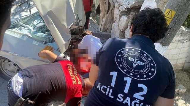 Muğla'da araç ile direk arasında kalan vatandaşın bacağı koptu