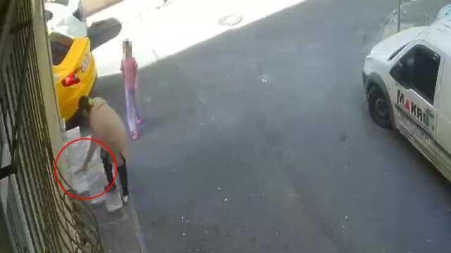 Esenler'de pes dedirten hırsızlık: Taksiden indi, düşen telefonu böyle çaldı