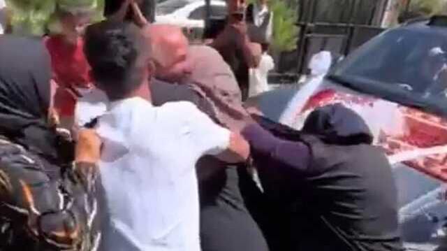 Düğün geleneklerine bir yenisi daha eklendi! Kayınpeder ve kayınvalide bir anda güreşe tutuştu