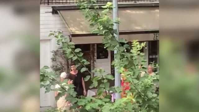 İstanbul'da 'zeytin ağacı' tartışması! 'Kaldırımda yürüyemiyorum' deyip şikayet etti, işletme sahibi ise kendini ağaca zincirledi