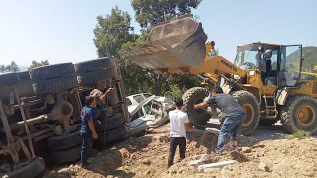 Son Dakika: Kahramanmaraş'ta freni boşalan kamyon cenaze namazı kılanların arasına daldı! Ölü ve yaralılar var