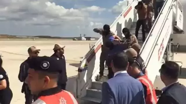 Uçağı kaçırmak isteyen üç eylemciyi özel harekatçılar yakaladı