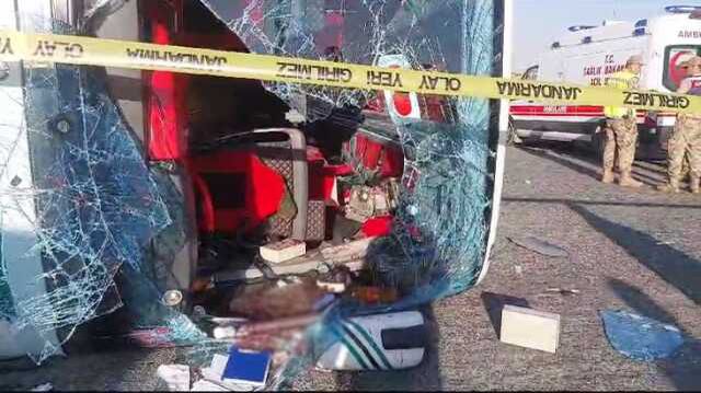 Otomobille çarpışan yolcu otobüsü devrildi: 2 ölü, 25 yaralı