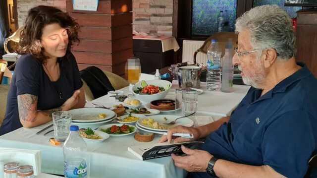 Metin Akpınar'ın kızı canlı yayında gözyaşları içinde annesine seslendi: Korkma, çık ve gerçekleri anlat