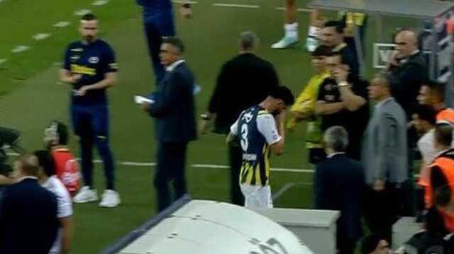 Görüntü ortaya çıktı! Taraftarın hedef tahtasına oturttuğu Fenerbahçeli yıldız gözyaşlarını tutamadı