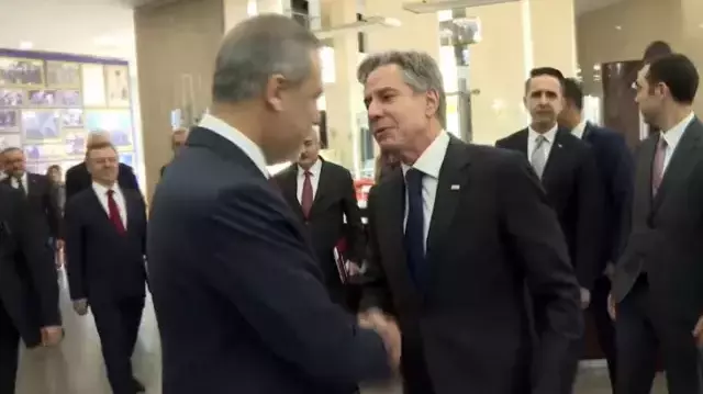 Hakan Fidan, kendisine sarılmak isteyen Blinken'i böyle engelledi