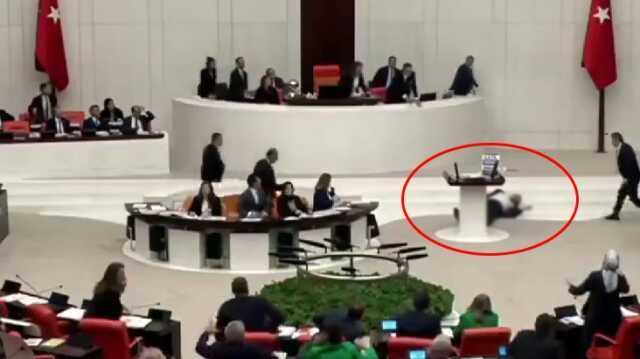 TBMM'de korku dolu anlar! SP milletvekili Hasan Bitmez konuşma yaparken kürsüde fenalaşıp bayıldı