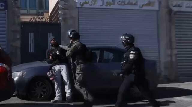 İsrail makamları AA foto muhabiri Haruf'a saldırdıklarına ilişkin video kaydında görülen polislerin açığa alınması talimatını verdi
