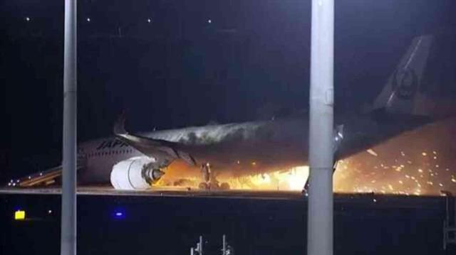 Tokyo Havalimanı'nda 2 uçak çarpıştı! Uçaklar yanarak enkaza döndü, 5 mürettebat hayatını kaybetti