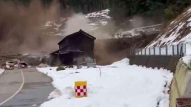 Depremin 64 can aldığı Japonya'da bir felaket daha! Heyelan bölgedeki evlerin bir çoğunu yuttu