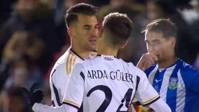 Takım arkadaşına dil dökerek topu alan Arda'nın frikiğini tüm stat ağzı açık izledi