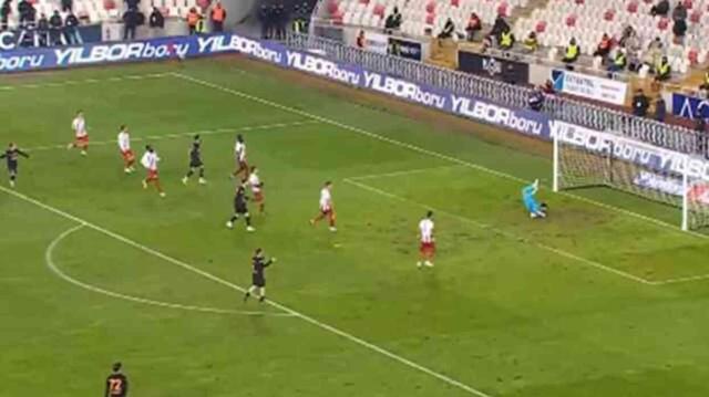 Durdu durdu Sivas'ta kendini buldu! Kerem Demirbay'dan mükemmel gol