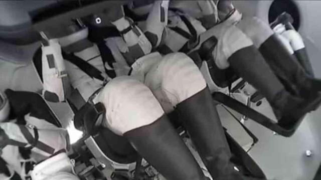 İlk Türk astronot Alper Gezeravcı uzaya çıktığı anlarda kalem çevirdi