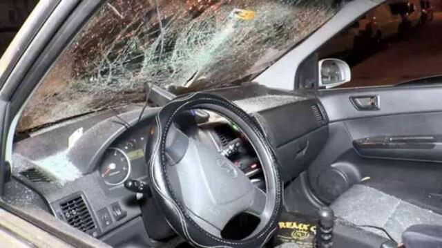 Çatıdan kopan beton parçalar araçların üzerine düştü