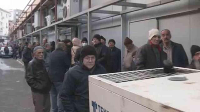 Et ve Süt Kurumu önünde ucuz et kuyrukları uzuyor