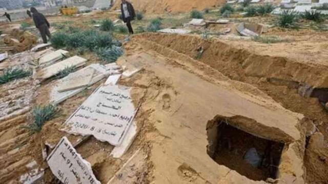 İsrail bunu da yaptı! Yüzlerce Filistinlinin toplu defnedildiği mezarlığa bomba yağdırdılar