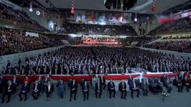 MHP'de büyük kurultay günü! Talihsiz bir kaza yaşayan Bahçeli'nin kürsüye kol askısıyla çıktığı görüldü