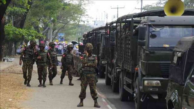 Myanmar'da darbe karşıtı isyancıların ordu birliklerine kurduğu pusu kamerada