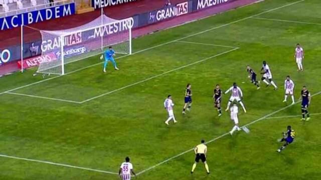 Örümcek ağlarını aldı! Fenerbahçe'nin yıldızı Fred'den efsane gol