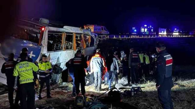 Yolcu otobüsü şarampole devrildi: 2 ölü, 40 yaralı